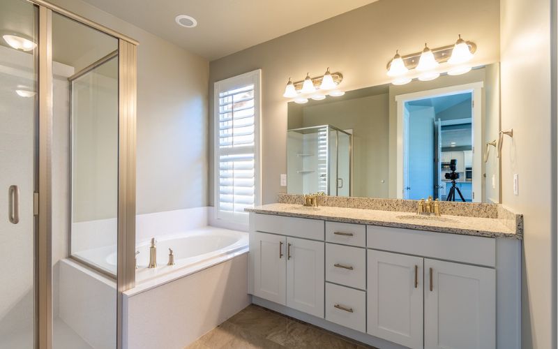 Lee más sobre el artículo ¿Qué tipo de iluminación es mejor para un baño?