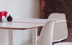 Lee más sobre el artículo El uso de mesas plegables en comedores pequeños