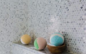 Lee más sobre el artículo Las ventajas y desventajas de usar vinilos decorativos para el baño