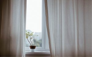 Lee más sobre el artículo ¿Qué solución es mejor para apartamentos pequeños, las cortinas o los estores?