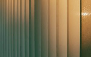 Lee más sobre el artículo ¿Cómo instalar un estor sin taladrar la pared?